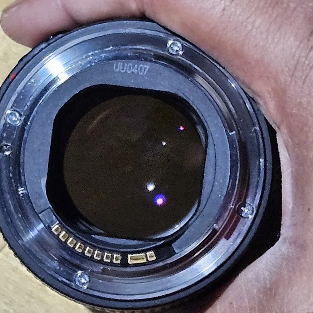 Canon EF 135mm f/2 L USM Telephoto Lens – Excellent Condition w/ Caps & Hood